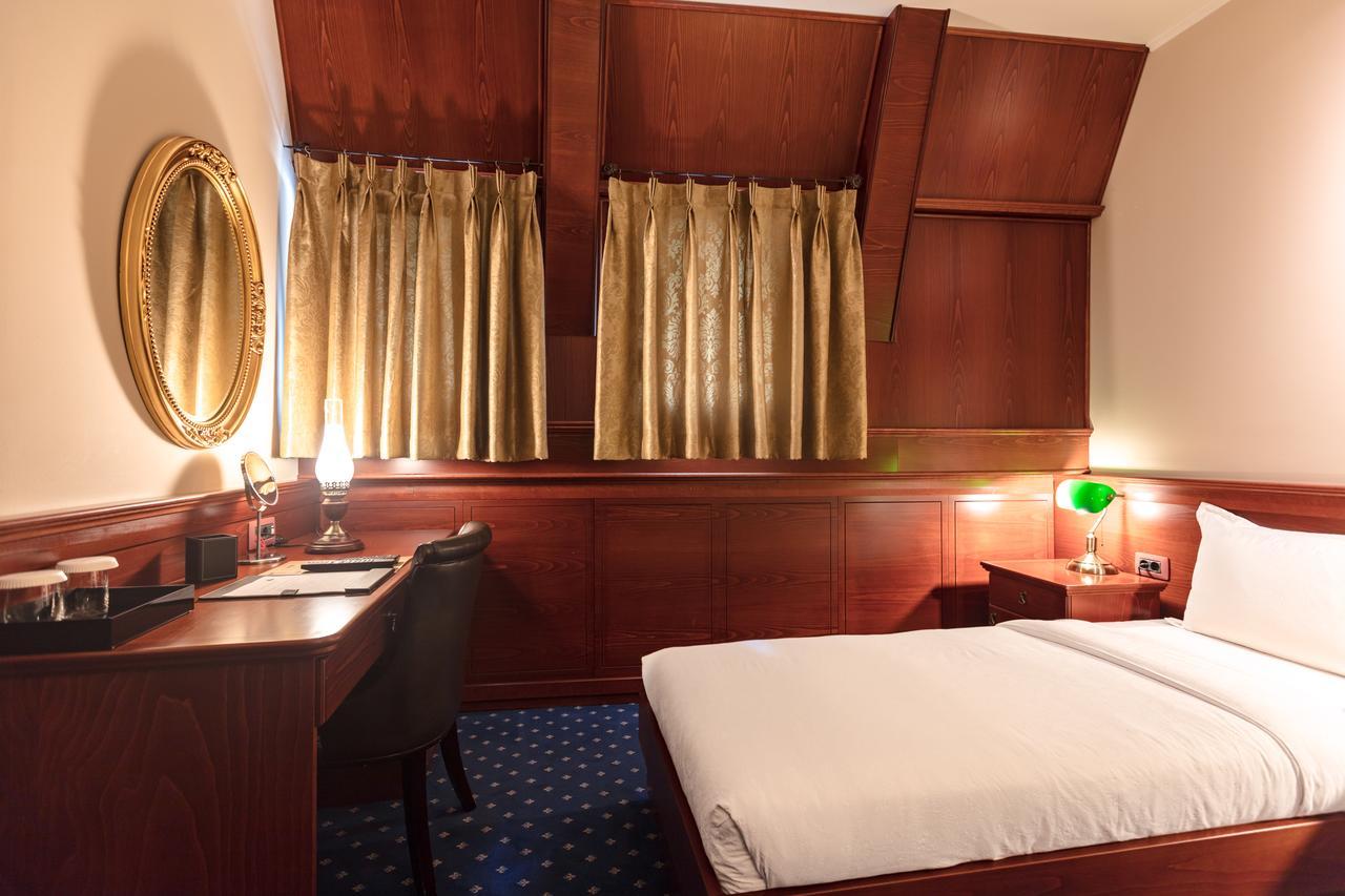 Doppel- oder Zweibettzimmer mit Flussblick